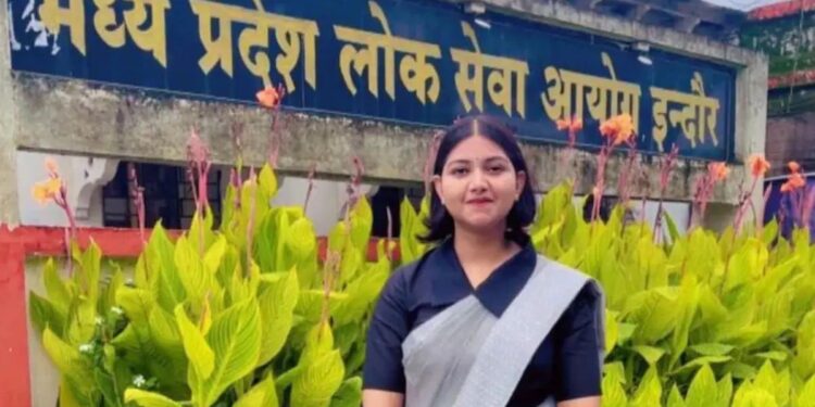 पहले ही प्रयास में धमाका — सरपंच की बेटी मोनिका धाकड़ बनीं डीएसपी