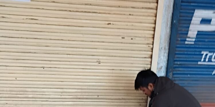 नगर निगम स्वामित्व की दुकानों का बकाया किराया राशि जमा नहीं करने पर हुई सख्त कार्यवाही बस स्टैंड की दो दुकानों में लगाया ताला