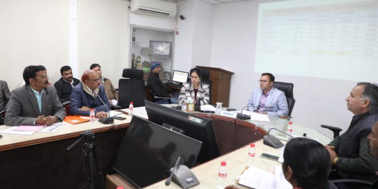 शिक्षा विभाग की कम प्रगति पर कलेक्टर ने जताई नाराजगी सहायक यंत्री के वेतन आहरण पर रोक लगाने और कारण बताओ नोटिस जारी करने के दिये निर्देश