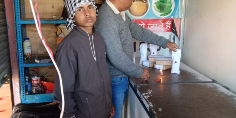 खाद्य सुरक्षा अधिकारियों ने लिये खाद्य पदार्थों के नमूने