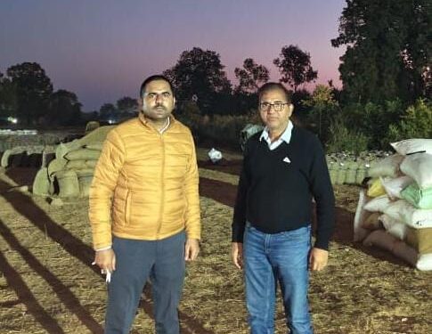 हथियागढ़ उपार्जन केंद्र में निरीक्षण के दौरान मिली अनियमितता कलेक्टर श्री तिवारी के निर्देश पर अधिकारियों ने किया औचक निरीक्षण