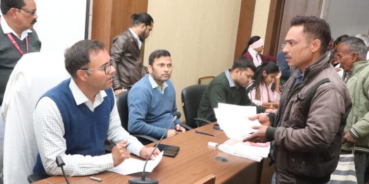 कलेक्टर श्री तिवारी ने जनसुनवाई में सुनीं 145 आवेदकों की समस्याएं, अधिकारियों को दिये त्वरित निराकरण के निर्देश