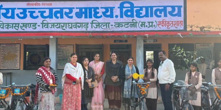पीएम श्री शासकीय हायर सेकेंडरी विद्यालय खलवारा बाजार में बच्चों को वितरित की गई साइकल