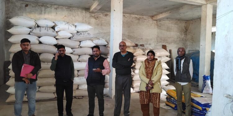 गोदाम में अवैध रूप से भंडारित धान एवं गेहूँ जब्‍त  कलेक्‍टर श्री तिवारी के निर्देश पर संयुक्‍त जांच दल द्वारा कार्रवाई जारी