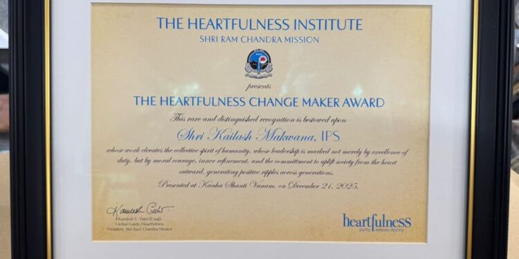 द्वितीय विश्व ध्यान दिवस के अवसर पर मध्यप्रदेश पुलिस महानिदेशक कैलाश मकवाणा को मानसिक स्वास्थ्य और ध्यान आधारित पहल को प्रोत्साहित करने हेतु Heartfulness Institute द्वारा प्रथम “Heartfulness Change Maker Award” से सम्मानित किया गया।