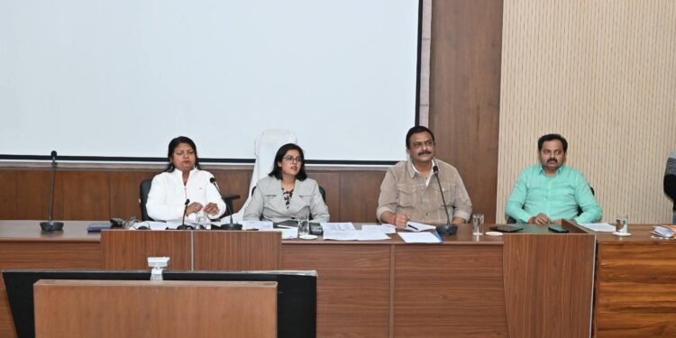जनप्रतिनिधियों एवं अधिकारियों की मौजूदगी में ट्रांसपोर्ट नगर के संचालन एवं समस्‍याओं के निराकरण हेतु बैठक संपन्‍न