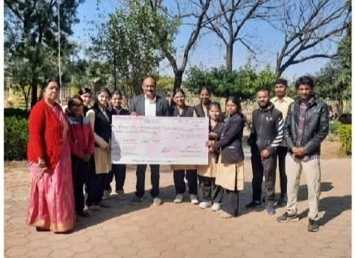 धन्‍यवाद कलेक्टर सर  शासकीय तिलक महाविद्यालय के छात्रों ने दिया कलेक्‍टर को धन्‍यवाद