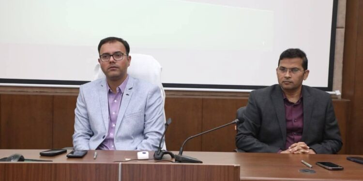 सुशासन सप्ताह के तहत आयोजित कार्यशाला मे कलेक्‍टर श्री तिवारी का संबोधन