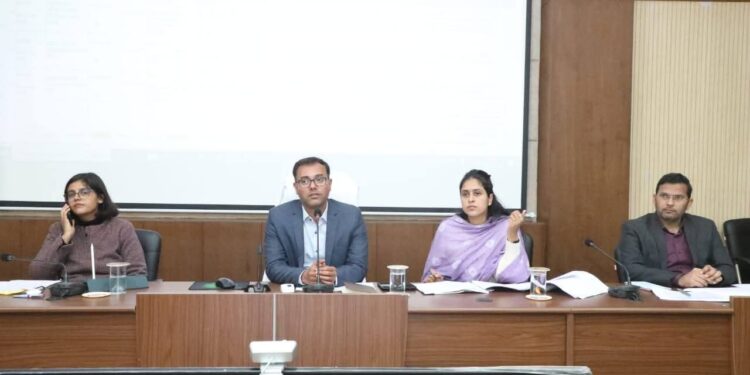 अभियान चलाकर आयुष्‍मान कार्ड और फार्मर आईडी बनायें- कलेक्‍टर श्री तिवारी  मिलावटी दूध बेचने के कृत्‍य में शामिल लोगों के विरूद्ध करें कड़ी कार्यवाही  समय-सीमा बैठक में कलेक्‍टर ने अधिकारियों को दिये निर्देश