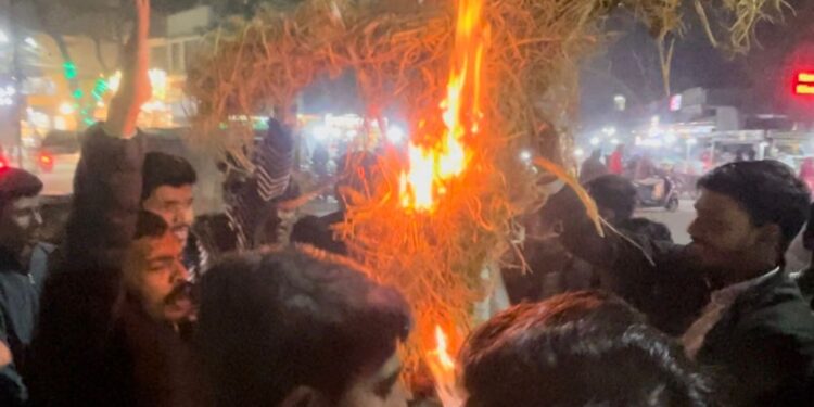 वीआईटी यूनिवर्सिटी में छात्रों के साथ हुई घटना के विरोध में अभाविप ने पुतला दहन कर जताया विरोध : ABVP विभाग संयोजक मृदुल नाथ चौहान…