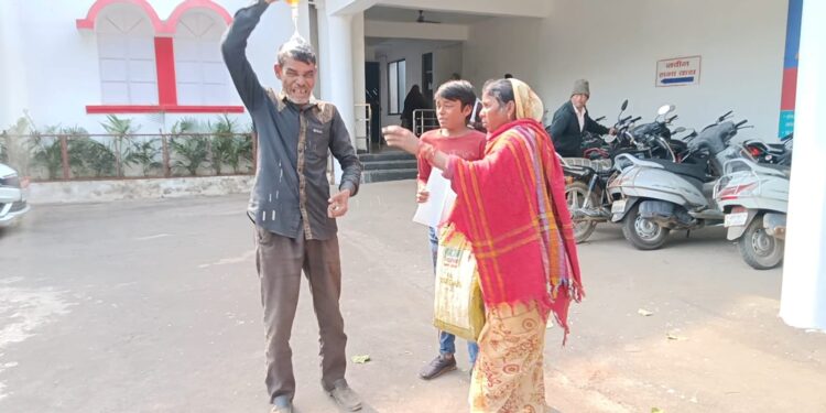 जनसुनवाई में बड़ा हंगामा, पीड़ित ने कलेक्ट्रेट के बाहर किया आत्मदाह का प्रयास