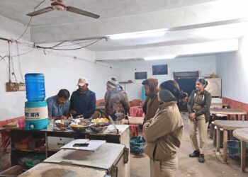 *शहर की शराब दुकानों के आसपास अवैध रूप से मद्यपान करवाने वालों के विरुद्ध आबकारी टीम की कार्यवाही*