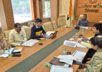 *कलेक्टर ने की पीएचई और जल निगम के कार्यों की समीक्षा*  *31 दिसंबर तक जिले के प्रत्येक ग्राम की पेयजल व्यवस्था का निरीक्षण कर विस्तृत प्रतिवेदन देने के निर्देश दिए*