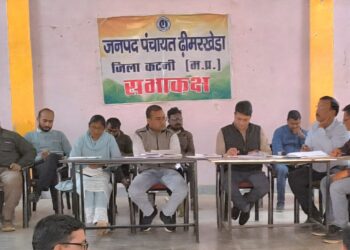 *विभागीय योजनाओं में प्रगति लाने ढीमरखेड़ा में हुई समीक्षा बैठक*  *जनकल्याणकारी योजनाओं के क्रियान्वयन में कोताही बर्दाश्त नहीं – श्री कोरी*