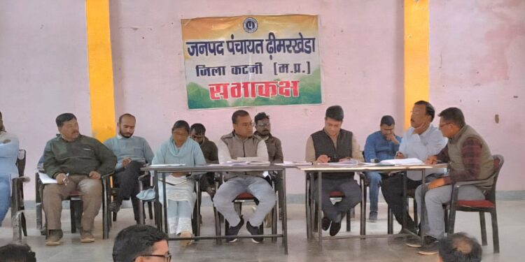 *विभागीय योजनाओं में प्रगति लाने ढीमरखेड़ा में हुई समीक्षा बैठक*  *जनकल्याणकारी योजनाओं के क्रियान्वयन में कोताही बर्दाश्त नहीं – श्री कोरी*