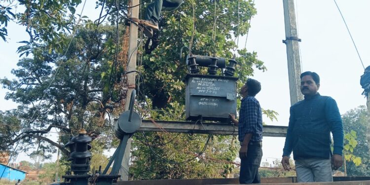 नेगाई में विधायक जी के निर्देश पर तुरंत घरेलू ट्रांसफार्मर बदला