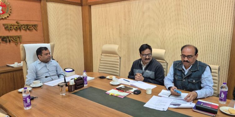 नगर निगम छिंदवाड़ा की समीक्षा बैठक संपन्न*  *संचालनालय ने परतला परियोजना की डी-स्कोप*  *कलेक्टर ने स्मार्ट सिटी मॉडल पर विकास की संभावनाएँ तलाशने के निर्देश दिए*