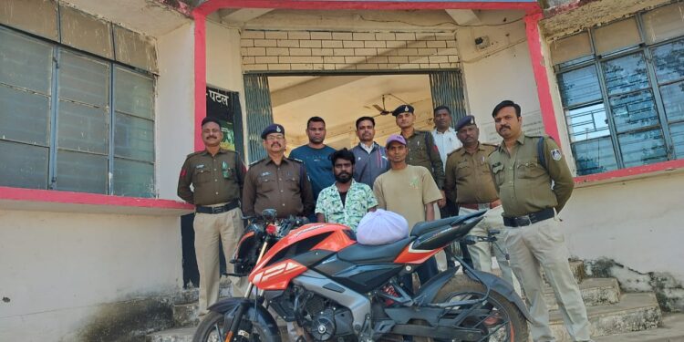 दो किलो से अधिक अवैध गांजे के साथ दो युवक गिरफ्तार मोटरसाइकिल सहित मोबाइल जब्त,उमरियापान पुलिस ने एनडीपीएस एक्ट के तहत किया कार्रवाई