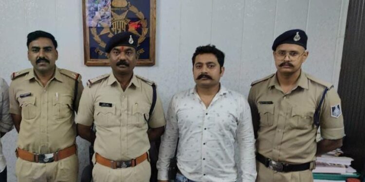 *गाड़ी की डिक्की तोड़कर 3,40,000 रुपये चोरी करने वाले आरोपी को शहडोल से गिरफ्तार कर लिया गया है।*