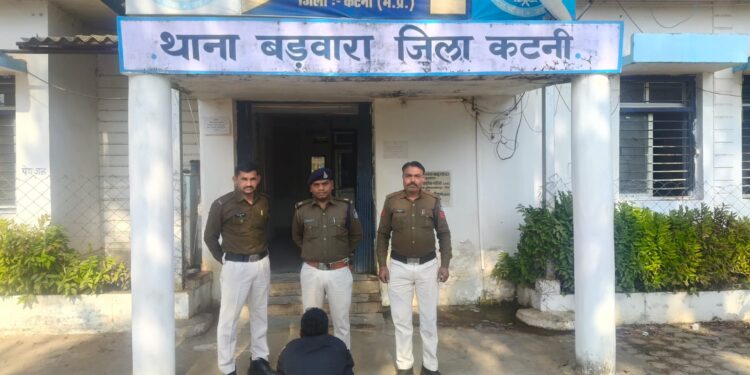 *देशी कट्टा लहराते हुए व्यक्ति को बड़वारा पुलिस ने धर दबोचा*