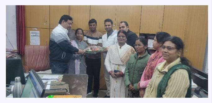 *जन्मदिन के अवसर पर शासकीय सेवकों द्वारा सामाजिक सरोकार की अनुकरणीय पहल — शासकीय विद्यालयों के विद्यार्थियों हेतु गर्म कपड़ों के लिए आर्थिक सहयोग प्रदान*