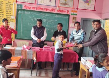 *विद्यालय उपहार योजना के तहत एकीकृत शासकीय माध्यमिक शाला रानीखैरी में 22 बच्चों को गर्म स्वेटर का किया गया वितरण*