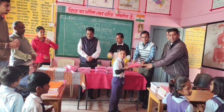 *विद्यालय उपहार योजना के तहत एकीकृत शासकीय माध्यमिक शाला रानीखैरी में 22 बच्चों को गर्म स्वेटर का किया गया वितरण*