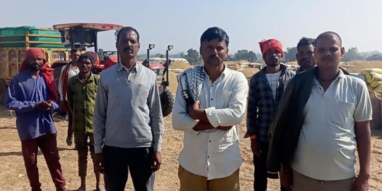 सुनिऐ जुबानी धान खरीदी की स्लॉट बुकिंग बनी मुसीबत, रातभर जागकर भी किसानो की नहीं हो रही बुकिंग