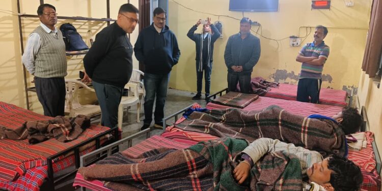 *छिंदवाड़ा बढ़ती ठंड के बीच आयुक्त ने रैन बसेरों का किया निरीक्षण*