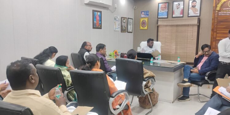 *मेयर-इन-कौंसिल बैठक में कई महत्वपूर्ण प्रस्ताव पारित* *स्वच्छता व्यवस्था के लिए 80 इलेक्ट्रिक वाहन और दो रोड स्वीपिंग मशीनों की खरीद को मंजूरी*