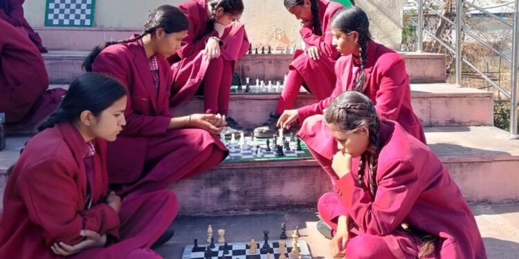 *खेल महोत्सव के दूसरे दिन शतरंज-क्रिकेट का शानदार प्रदर्शनशतरंज में शह-मात का कमाल*