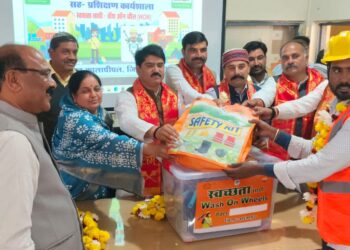 वाश ऑन व्हील अंतर्गत स्वच्छता किट वितरण कालापीपल जनपद”