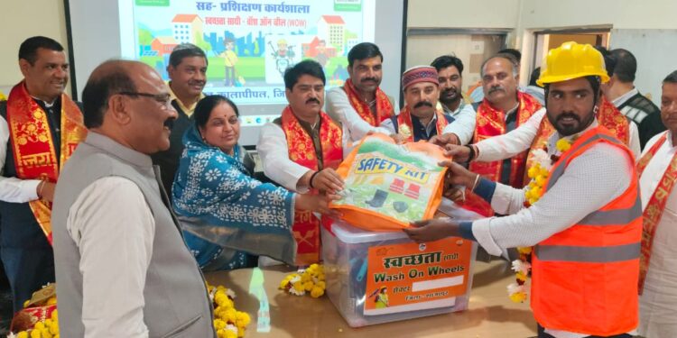 वाश ऑन व्हील अंतर्गत स्वच्छता किट वितरण कालापीपल जनपद”