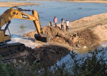 राजस्व विभाग एवं खनिज विभाग ने संयुक्त कार्रवाई कर मेहरा घाट के पास तवा नदी में बनाए अस्थाई रास्ते को नष्ट किया..!रेत ठेकेदार एमडीओ मेसर्स वेलोसिटी माइनिंग के विरुध कार्रवाई करने हेतु खनिज निगम को प्रस्ताव भेजा जाएगा..!