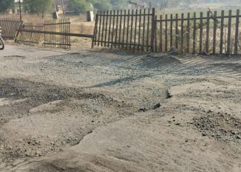 नेताओं की विफलता दर्शाता कालापीपल का रेलवे फाटक….!     “न ओवर ब्रिज,न अंडर ब्रिज ओर बदहाल सड़क”