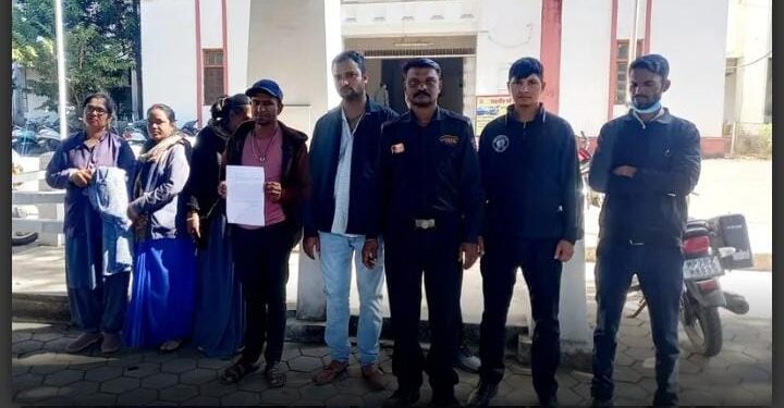 जिला अस्पताल छिंदवाड़ा दो माह से वेतन के लिए भटक रहे सुरक्षाकर्मी*