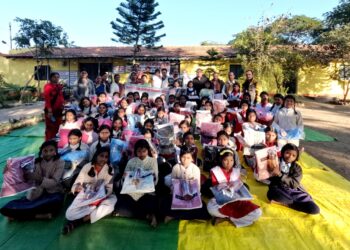 *शासकीय बालिका छात्रावास चारगांव कर्बल में 50 बालिकाओं को गर्म कपड़े, पानी की बोतल एवं पेन उपहार स्वरूप किए गए प्रदान*