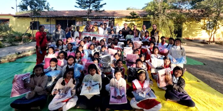 *शासकीय बालिका छात्रावास चारगांव कर्बल में 50 बालिकाओं को गर्म कपड़े, पानी की बोतल एवं पेन उपहार स्वरूप किए गए प्रदान*