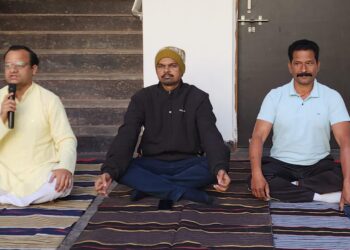*विश्व ध्यान दिवस : विद्यार्थियों ने सीखा ध्यान का महत्व*  *विश्व ध्यान दिवस पर आदिवासी छात्रावास में सामूहिक ध्यान सत्र सम्पन्न*