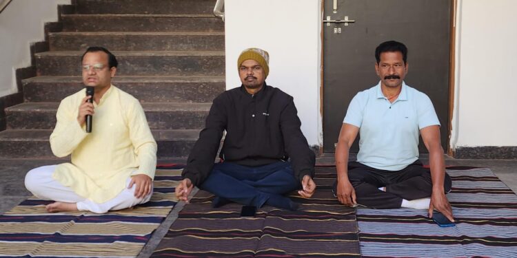 *विश्व ध्यान दिवस : विद्यार्थियों ने सीखा ध्यान का महत्व*  *विश्व ध्यान दिवस पर आदिवासी छात्रावास में सामूहिक ध्यान सत्र सम्पन्न*