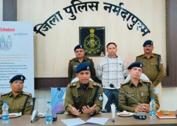 पुलिस अधीक्षक ने शराब के नशे में हुए विवाद पर जघन्य दोहरे हत्याकांड का किया खुलासा..! आरोपी ने हत्याकांड में गुमराह करने रेत कंपनी कर्मचारियों पर लगाया था हत्या का इल्जाम…! वीडियो