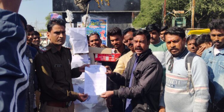 बांग्लादेश का पुतला फूंक कर न्याय ओर सुरक्षा की मांग की