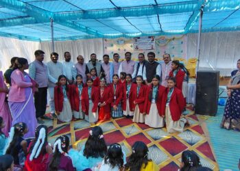 रोटरी क्लब नर्मदापुरम रॉयल के अध्यक्ष अधिवक्ता अनुपम दुबे के नेतृत्व में संदीपन प्रायमरी विद्यालय की 275 छात्राओं को स्वेटर-ब्लेजर वितरण से लाभान्वित किया किया…