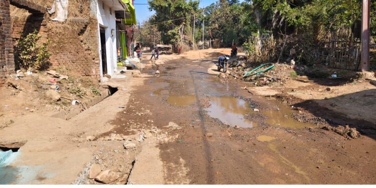 सिलौंडी बिजापुरी मार्ग अभी तक अधूरा 9 साल से चल रहा निर्माण