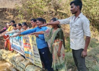 *जल संचय अभियान: ग्राम धगड़ियामाल में बोरी बंधान कर दिया जल संरक्षण का संदेश*