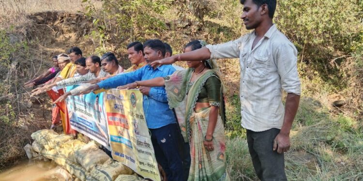 *जल संचय अभियान: ग्राम धगड़ियामाल में बोरी बंधान कर दिया जल संरक्षण का संदेश*