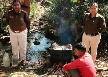 *आबकारी दल चौरई की ताबड़तोड़ कार्यवाही जारी*  *90 लीटर हाथ भट्टी मदिरा एवं 4500 कि.ग्रा. महुआ लहान बरामद*