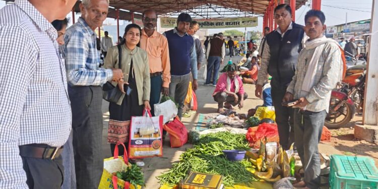 *गुरैया सब्जी मंडी छिंदवाड़ा में लगा साप्ताहिक जैविक हाट बाज़ार* *साप्ताहिक जैविक हाट बाज़ार में आज भी शहरवासियों का दिखा भारी उत्साह*