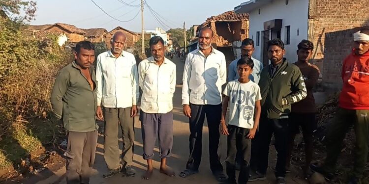 स्वच्छता अभियान को बनाया मजाक,,,वर्षों से नहीं हुई गांव की साफ सफाई,,