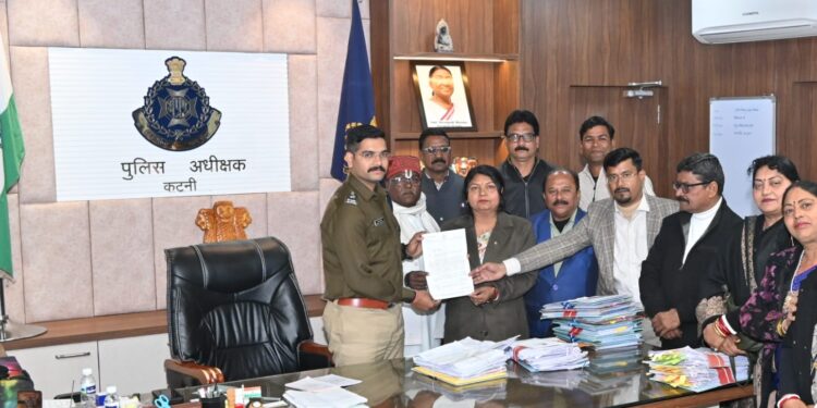 *महापौर ने पार्षद साथियों व अधिकारियों के साथ पुलिस अधिक्षक से की मुलाकात* *शासकीय कार्य में बाधा डालने वाले व्यक्ति की गिरफ्तारी की मांग*